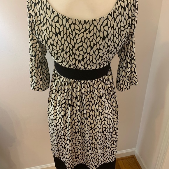 Maggie L knee length dress, size 8 - Picture 4 of 5